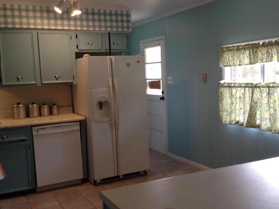 New appliances and ceramic tile flooring, washer/dryer hook-