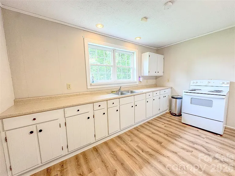 818 Grier St — Photo 7
