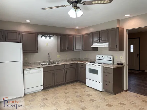1220 W 4th St, Cedar Falls, IA 50613
