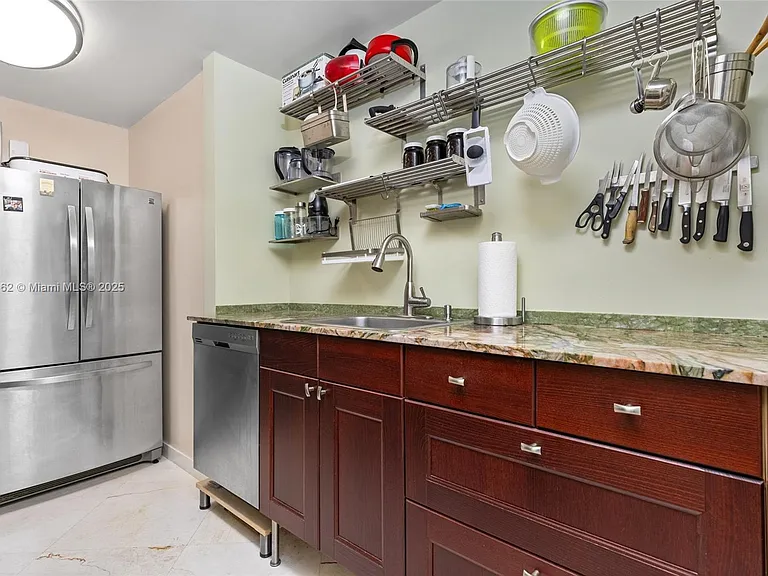 70 Bay Colony Ln — Photo 37
