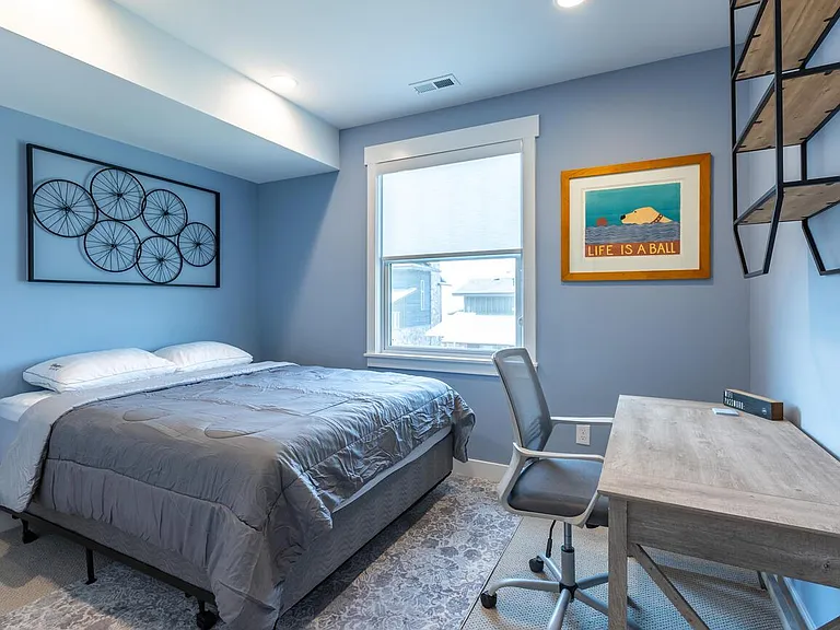 Lower floor / apartment - guest room or great office space