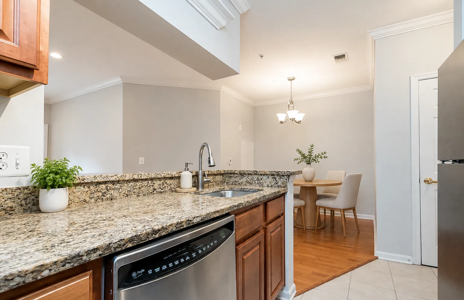 2 bed, 1074 sqft, $2,650 — Photo 2