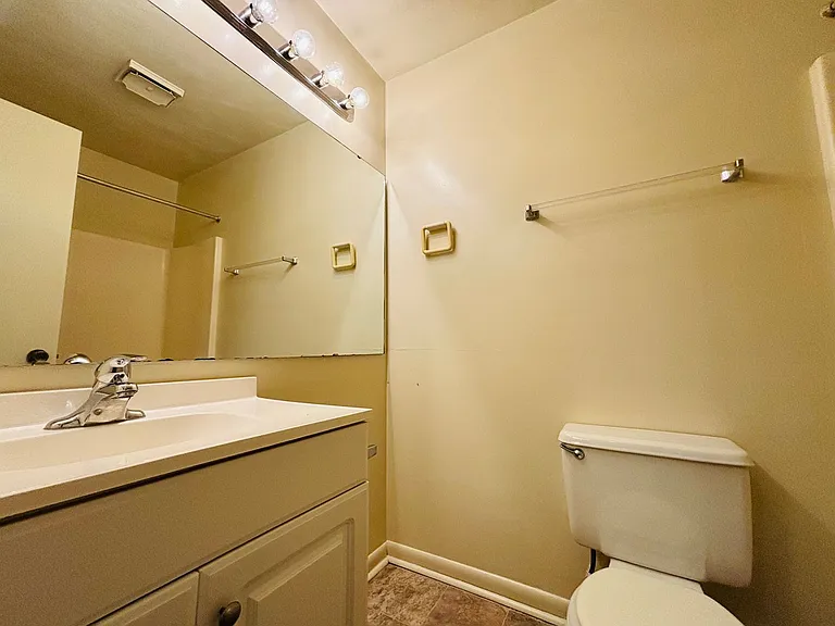 844 Claytor Sq — Photo 8