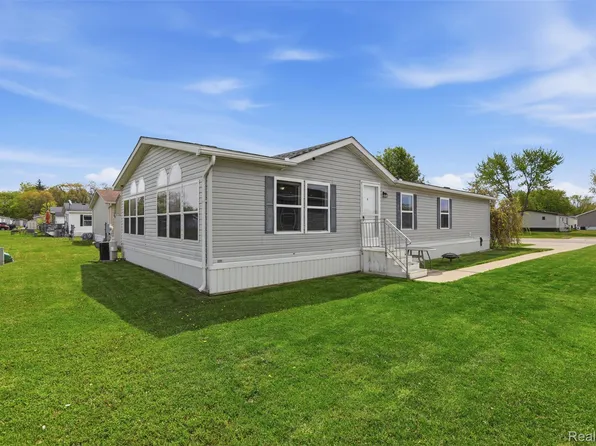 29220 Tanglewood St, Flat Rock, MI 48134