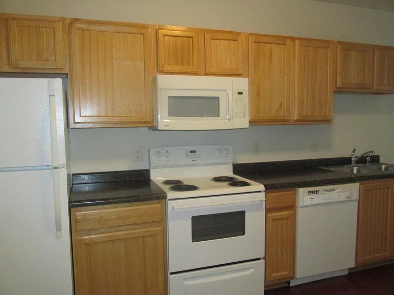 Village Plaza Apartments — Photo 31