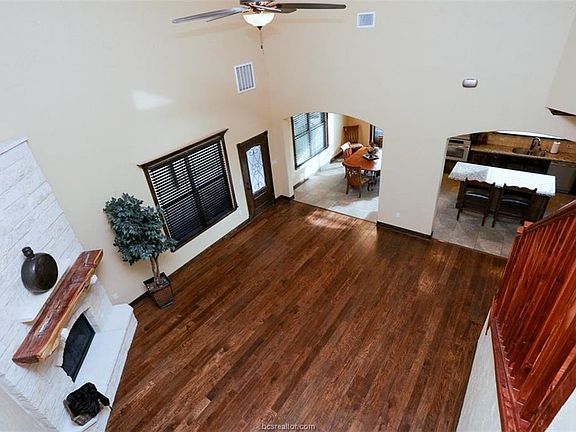 5th image of 17515 Lariat Ln