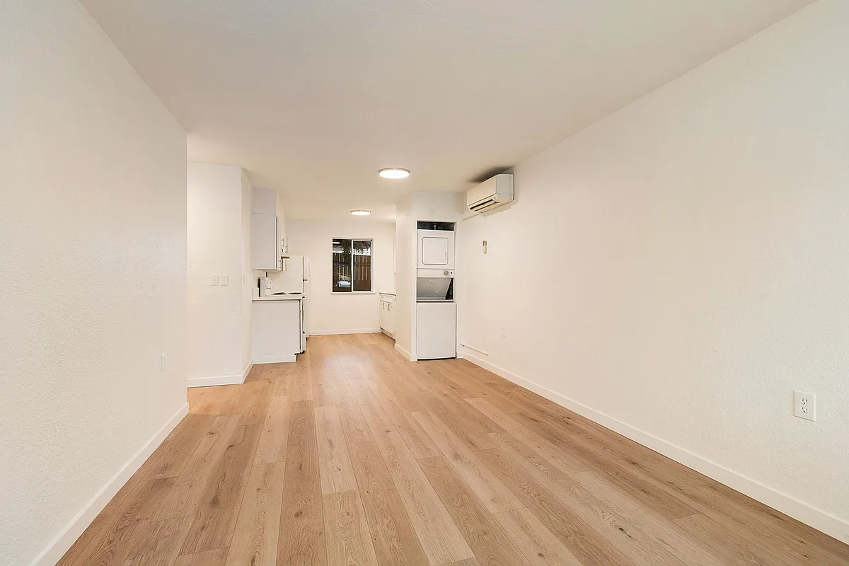 Building Photo - Crestwood Place