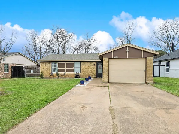 3824 Royal Crest Dr, Fort Worth, TX 76140