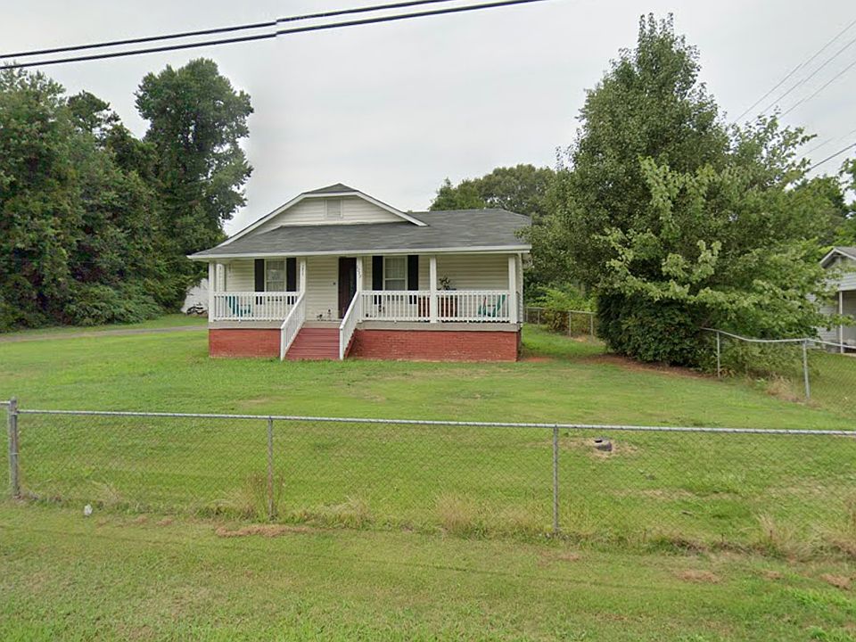 2nd image of 1015 McLain Rd