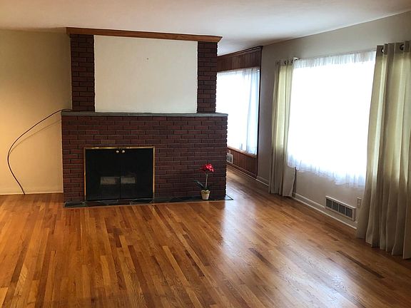 Livingroom w/fireplace