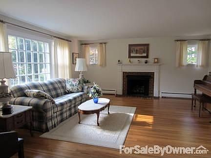 Living Room
						:
						19 X 17