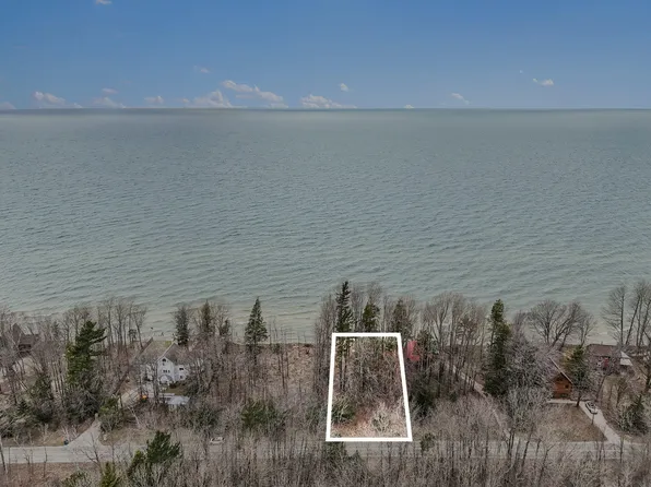 10 W Fox Farm Rd, Manistee, MI 49660
