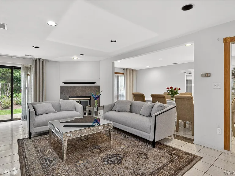 36 Wimbledon Dr — Photo 5