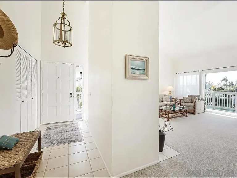 66 Kingston Ct W — Photo 3