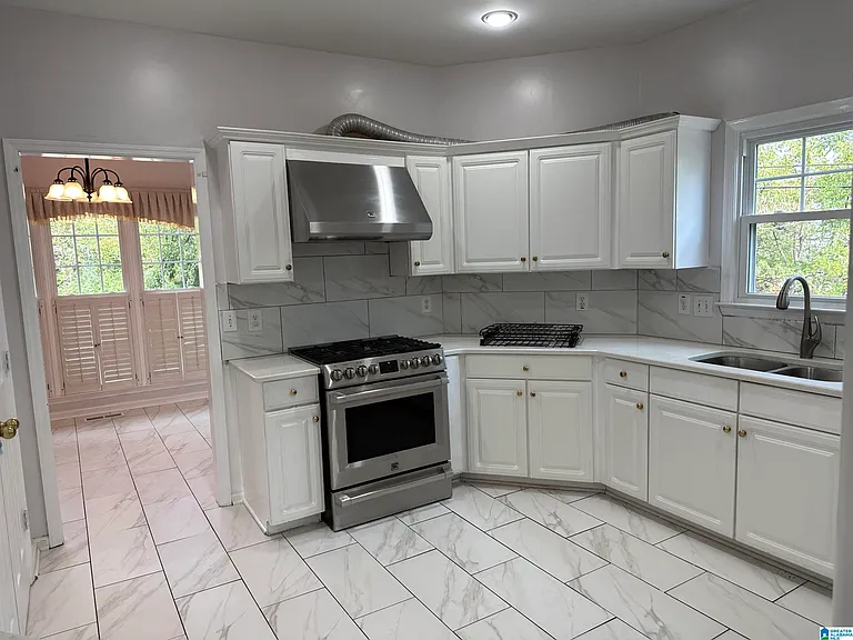1715 Columbiana Ln — Photo 8