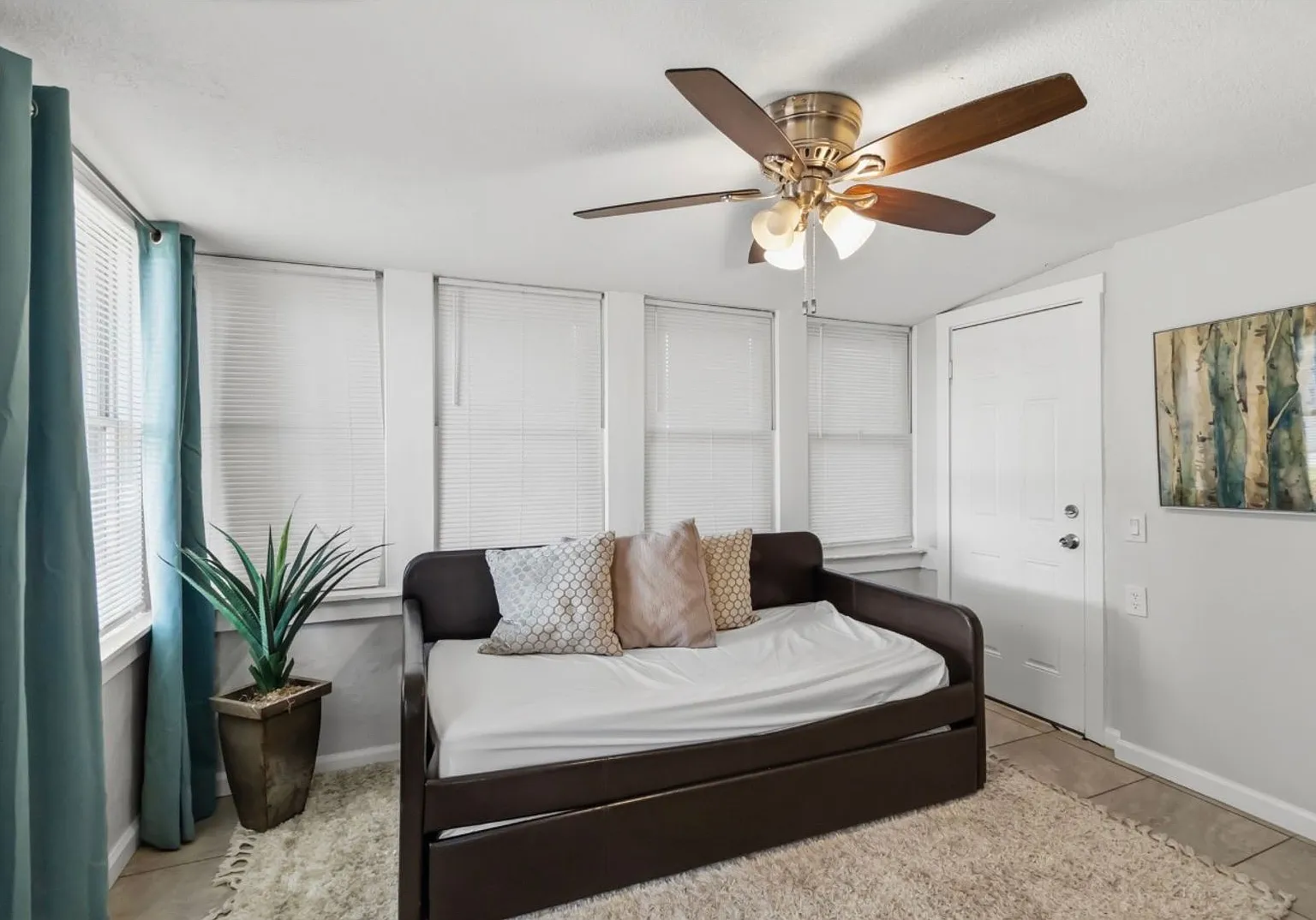 Charming 3-Bed Main Home + Detached In-Law Suite with Kitchen & Bath - 1 Block to Downtown — Photo 2