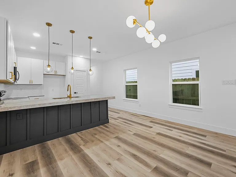 2413 Easley St — Photo 8