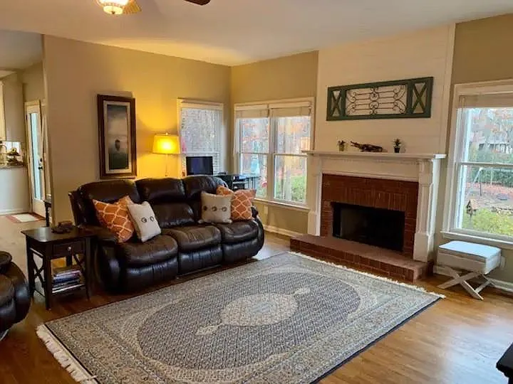4 bed, 2.5 bath, 3026 sqft, $6,560 — Photo 4