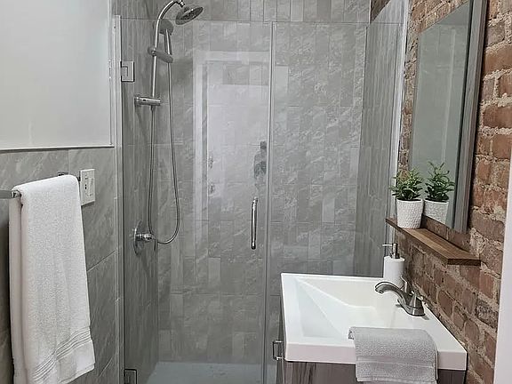 5th image of 48 Hart St APT 2