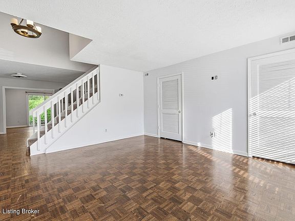 4th image of 421 Ledgeview Park Dr