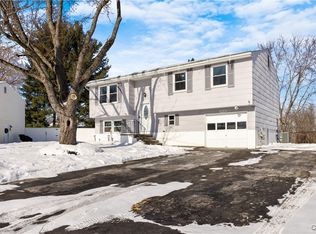 8430 Sweetmill Ln, Clay, NY 13041