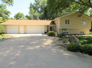 1605 Sunrise Dr, Yankton, SD 57078