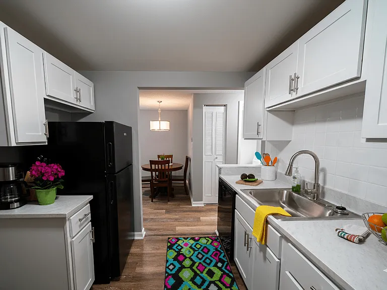 Lincoln Square Apartments — Photo 4