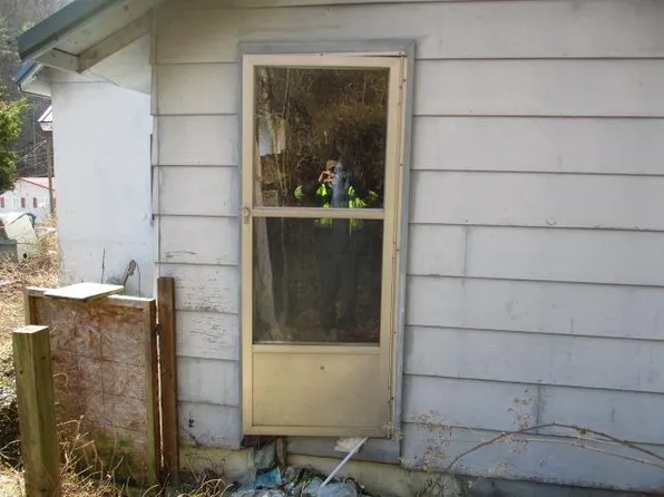 91 Falls Br, Belfry, KY 41514