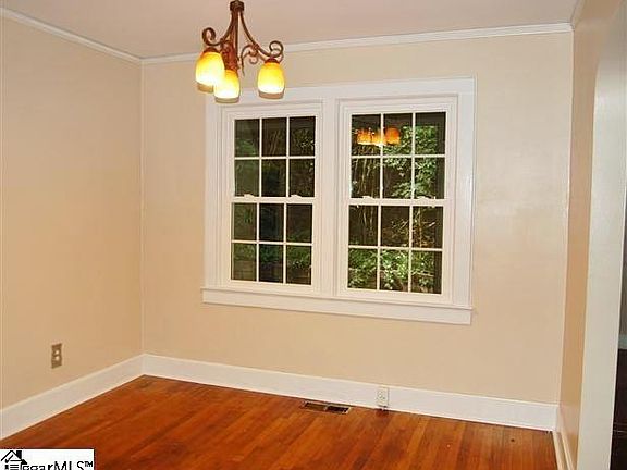 5th image of 225 W Hillcrest Dr