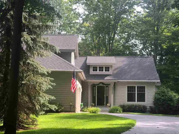 5227 Greystone Ct, Harbor Springs, MI 49740