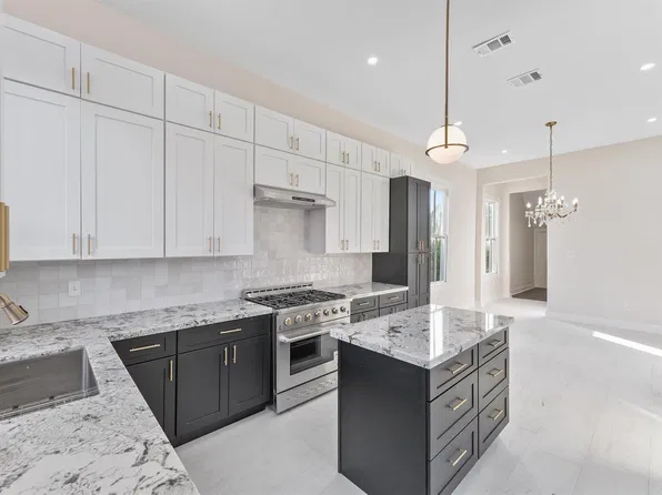 1607 Market St, Galveston, TX 77550