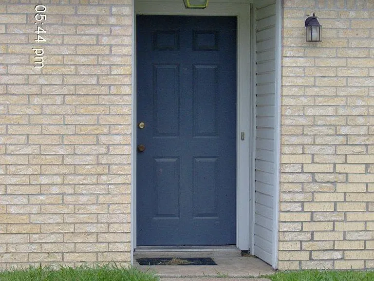Crest St — Photo 2