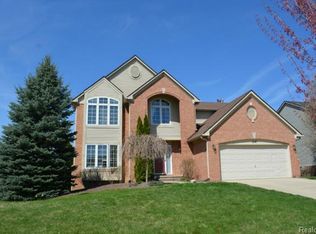 1047 Crestwood Ct, South Lyon, MI 48178