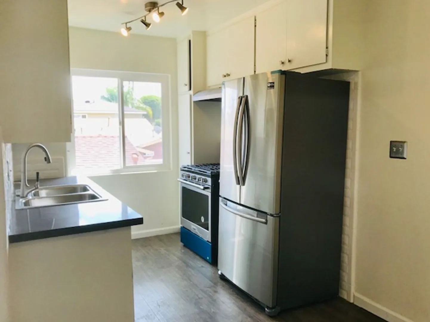 539 E Hyde Park Place — Photo 3