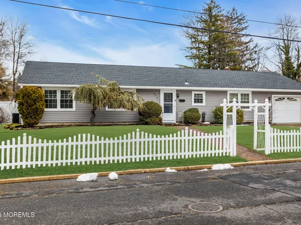 496 Apple Valley Drive, Belford, NJ 07718