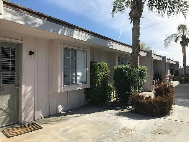 Smoke Tree Studio Apartments — Photo 13