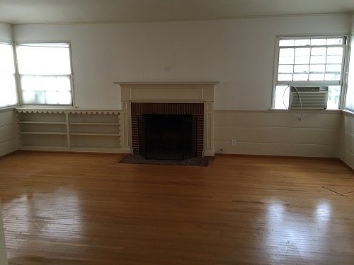 3rd image of 10724 Moorpark St
