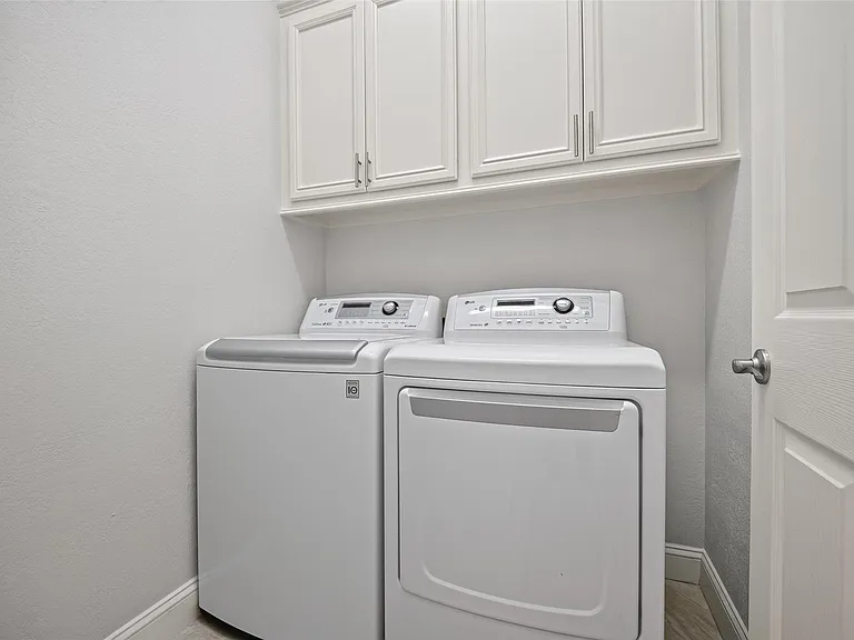 10310 Chevy Chase Dr — Photo 19
