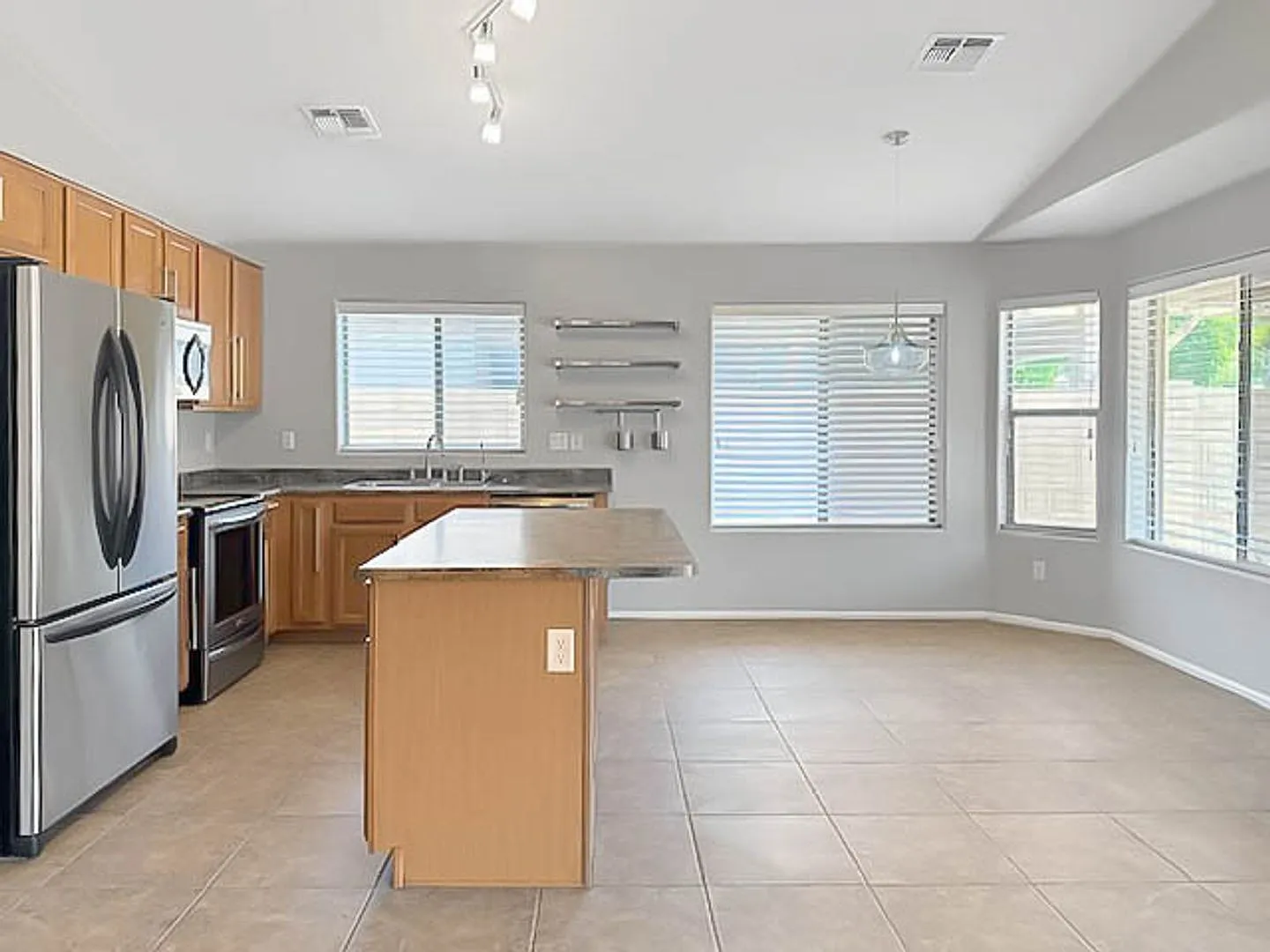 Solar makes this 4bedroom Goodyear home a bargain! — Photo 4