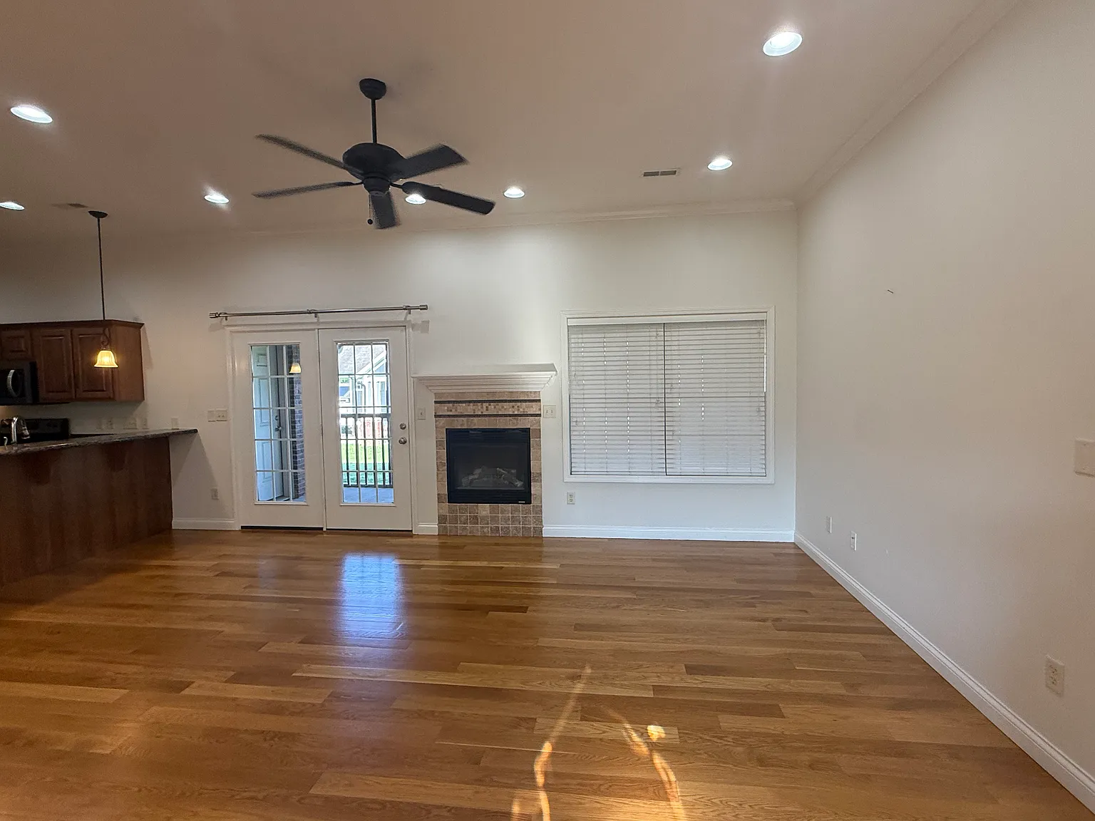 3 bed, 2.5 bath, 1850 sqft, $1,900 — Photo 3