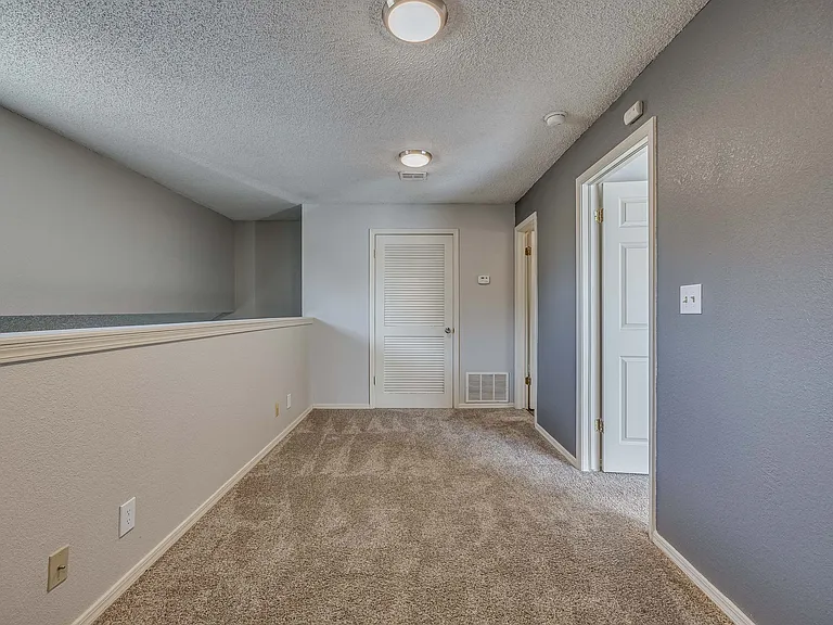 Lexington Commons - Staircase & Landing