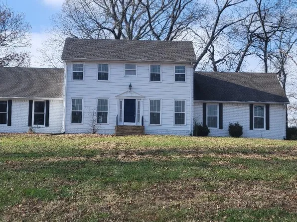 1102 Green Valley Dr, Paris, TN 38242