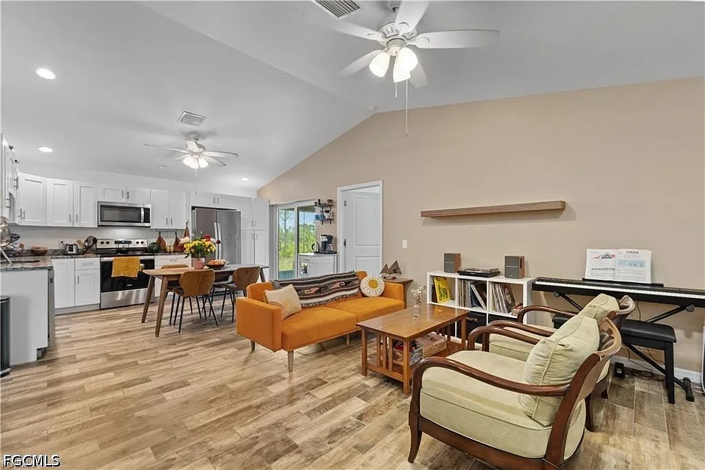3 bed, 2.0 bath, 1214 sqft, $1,900 — Photo 4
