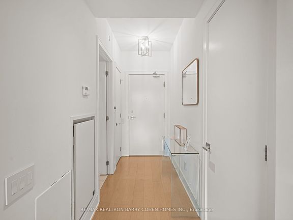 2nd image of 170 Avenue Rd #401