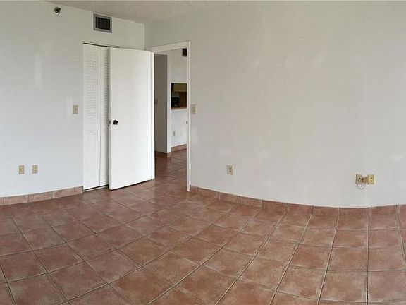 5th image of 555 NE 15th St Ste 1