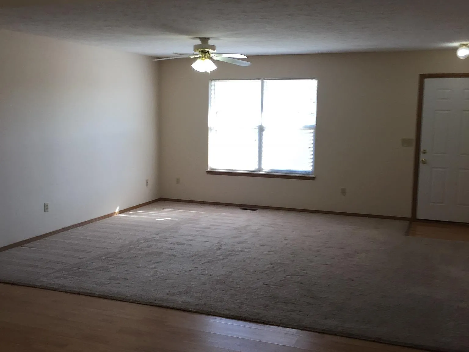 325 W Pawnee Ln — Photo 4