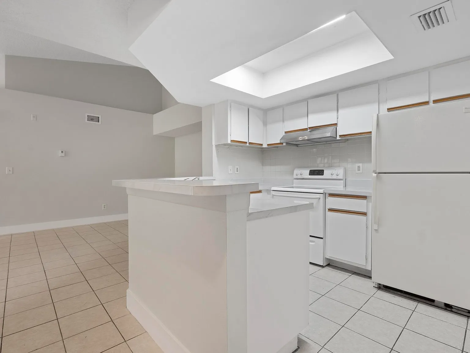 3 bed, 2.0 bath, 1263 sqft, $2,395 — Photo 3