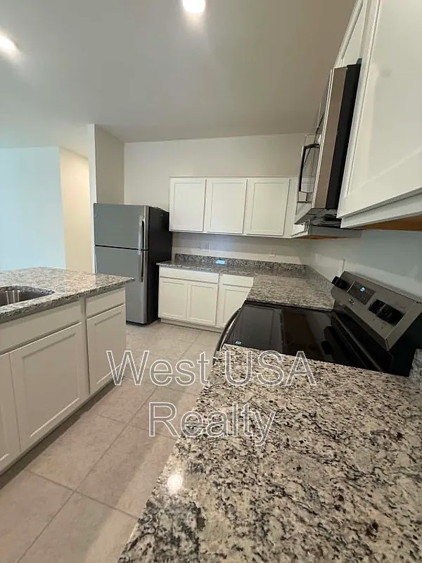 4 bed, 3.0 bath, 1912 sqft, $2,299 — Photo 4