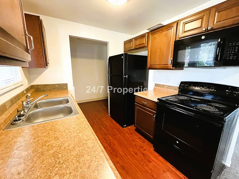 6421 SE 52nd Ave — Photo 6