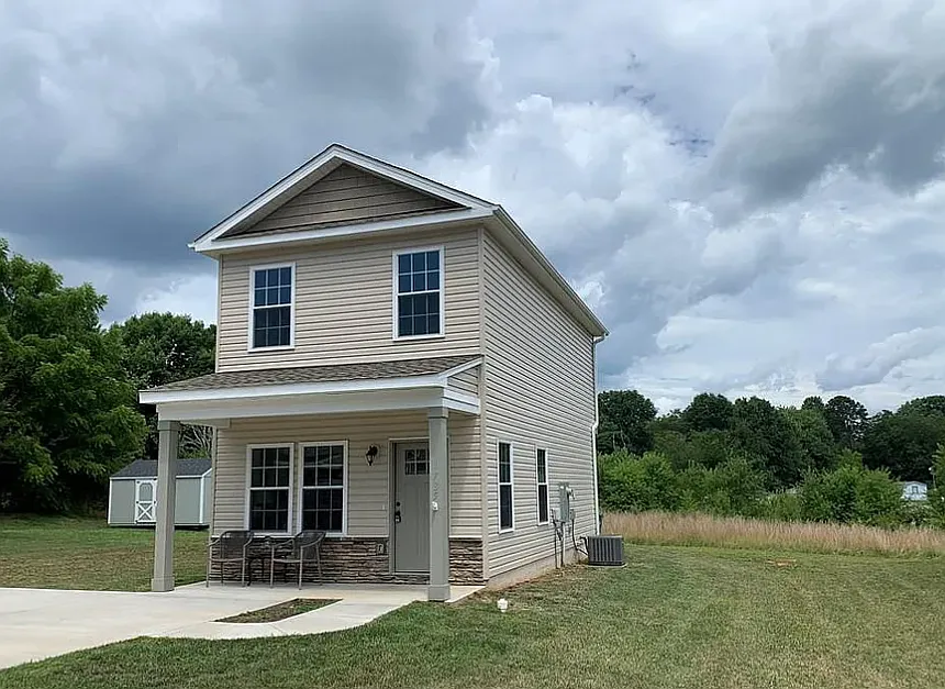 3 bed, 1.5 bath, 1056 sqft, $1,565 — Photo 2